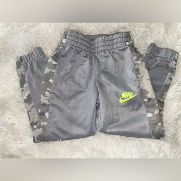 Nike Kids Camo Gray and Green Matching Set - Picture 2 of 8